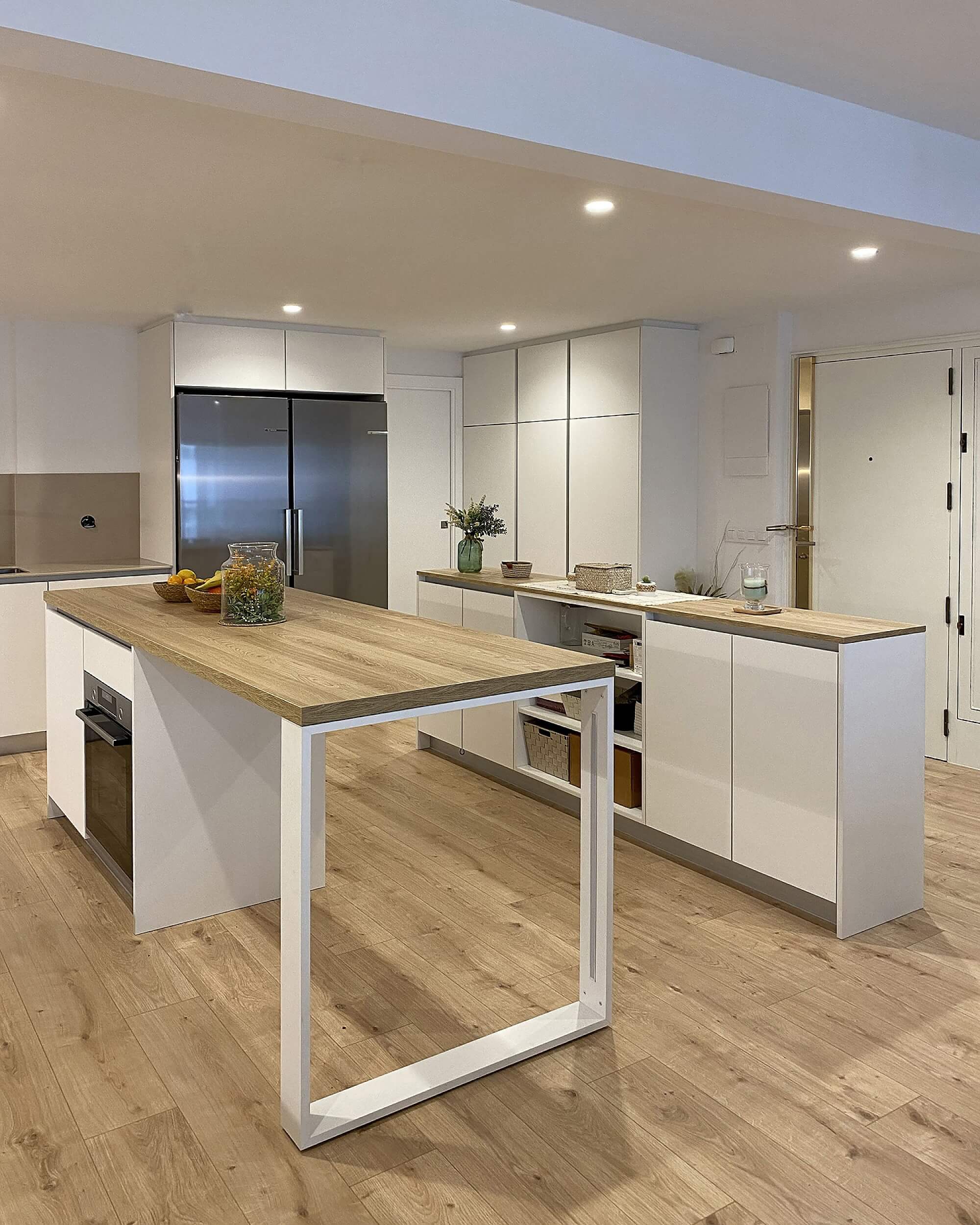 Cocinas blancas y madera. Glogevi Cocinas, tu tienda de cocinas modernas y actuales en Toledo